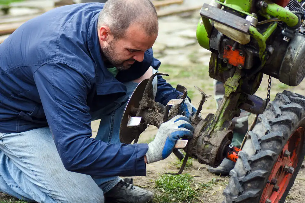 hombre realizando mantenimiento en su motoazada